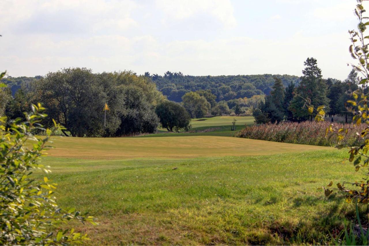Magnolia Park Hotel, Golf & Country Club Boarstall 외부 사진